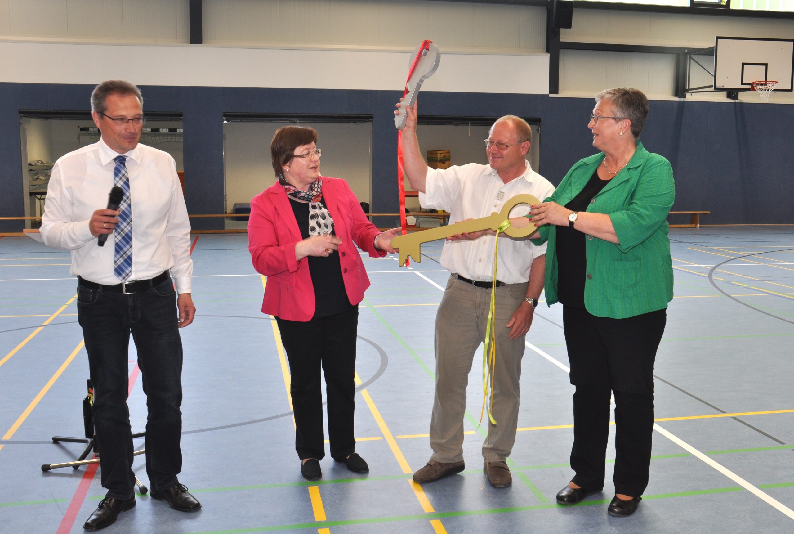 Schlüsselübergabe von Bürgeremeister Heller an die Schulleiterinnen und Erhard Pahlich von der SG Rechtenbach