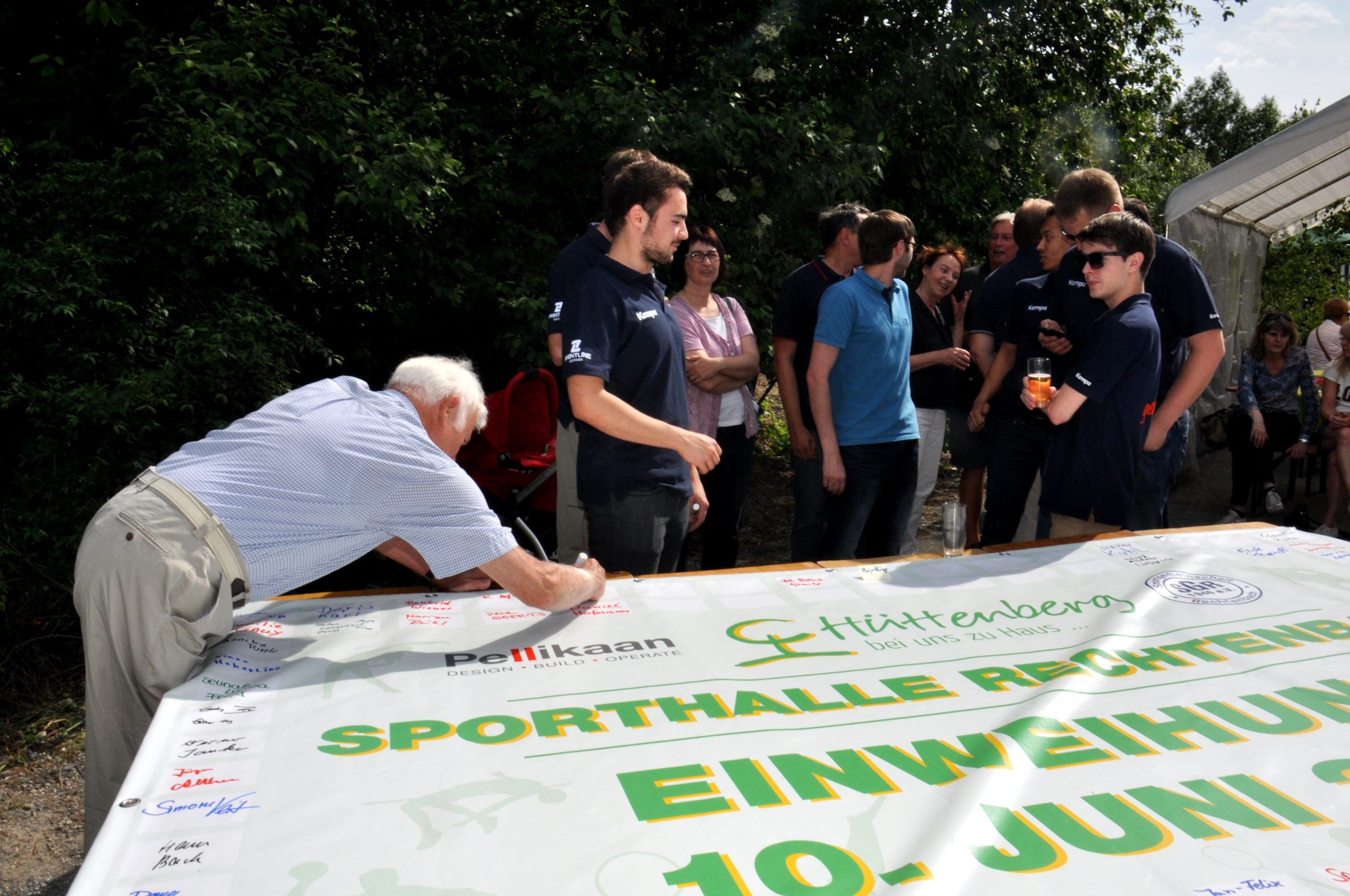 Auf dem Spendenbanner dürfen sich alle Förderer verewigen