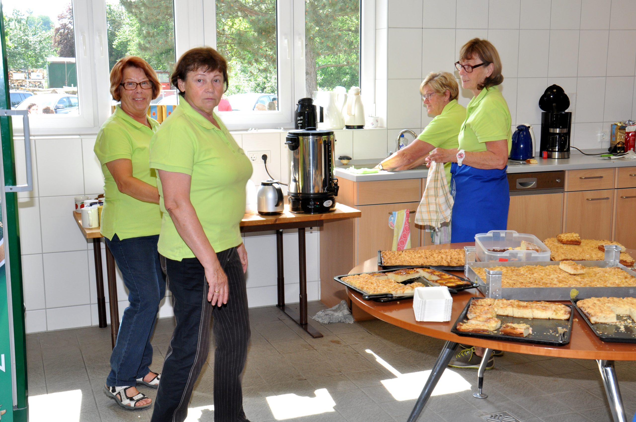 Die Gymnastikgruppe bringt leckeren Blechkuchen mit