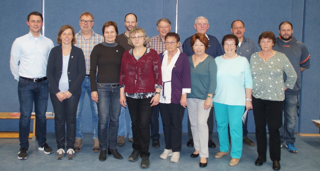 Das Bild zeigt die Geehrten mit dem Vorsitzenden Fabian Holewa (links).