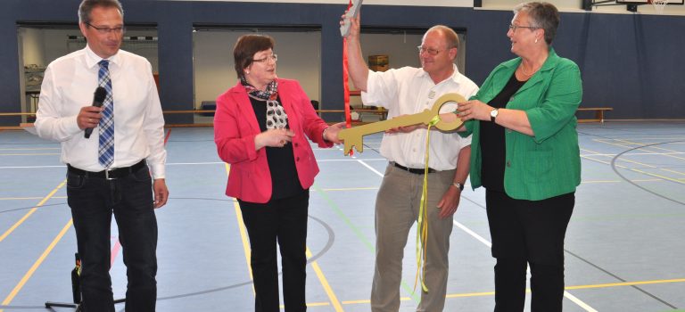 Einweihung der neuen Sporthalle Rechtenbach Schlüsselübergabe von Bürgeremeister Heller an die Schulleiterinnen und Erhard Pahlich von der SG Rechtenbach