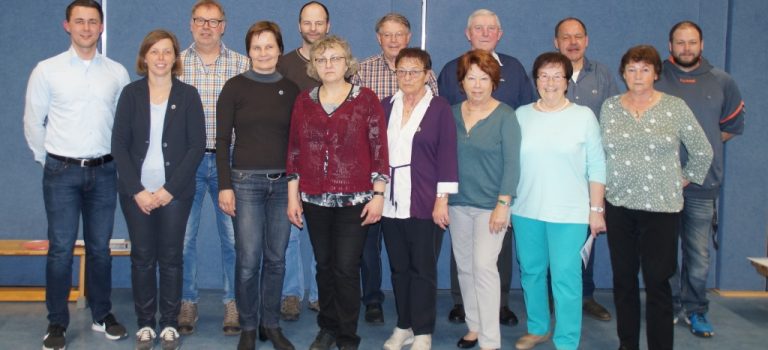 Das Bild zeigt die Geehrten mit dem Vorsitzenden Fabian Holewa (links).